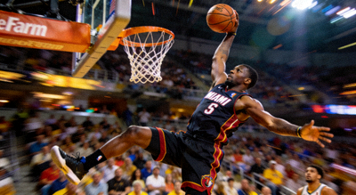 NBA篮球比赛精彩扣篮瞬间
